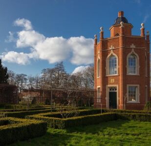 Cwchmsizehenley redwolverton hall folly bucks2019qt 9